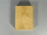 un petit morceau de papier jaune de forme carrée posé sur une surface blanche