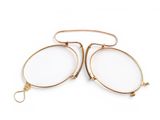 deux paires de lunettes posées sur une surface blanche, dont une au premier plan