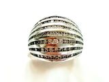 bague en argent sterling sertie de diamants noirs et blancs sur fond blanc