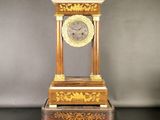 une horloge posée sur une table