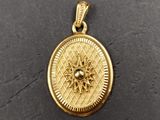 un pendentif en or orné d'un motif de tournesol