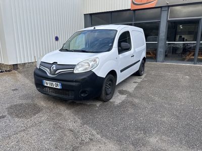 la camionnette blanche est garée devant un bâtiment