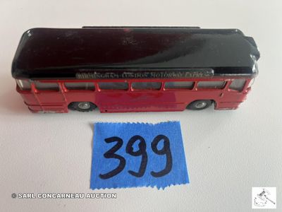 un bus rouge posé sur une table, avec une étiquette de prix
