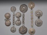 Plusieurs types de bijoux en argent sont présentés sur un fond blanc