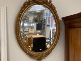 un miroir accroché au mur dans le coin d'une pièce