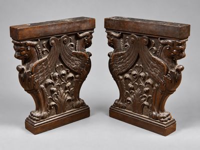 paire de corbeilles en bois sculpté ornées d'oiseaux et de fleurs