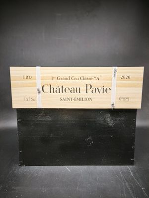 un gros plan sur une boîte de vin posée sur une table