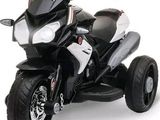 une moto miniature en noir et blanc sur fond blanc