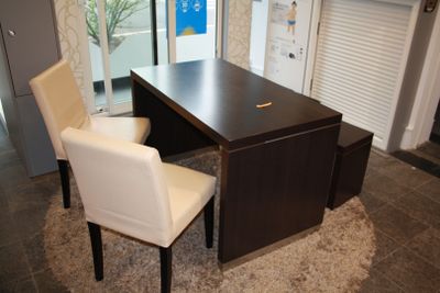 un bureau avec deux chaises et une chaise placée devant