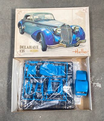 une boîte contenant une maquette de voiture bleue