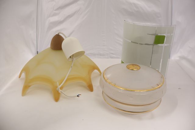 Lot comprenant, 1 lustre, 1 applique et un verre de suspension