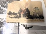 la photo d'une vieille carte postale posée sur un réfrigérateur