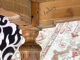 un gros plan sur une table en bois avec un tapis noir et blanc en arrière-plan