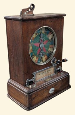 une horloge en bois posée sur une table
