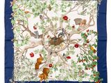 une image représentant une écharpe bleue et blanche ornée d'oiseaux, d'écureuils et de pommes