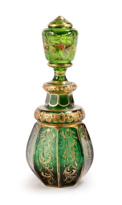 une image représentant un flacon de parfum en verre vert sur fond blanc