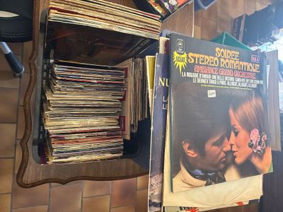 beaucoup de disques posés sur une table dans une pièce