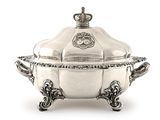 un plat de service ancien en argent, orné d'une couronne sur le dessus