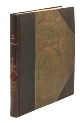 un vieux livre à la couverture brune posé sur une surface blanche