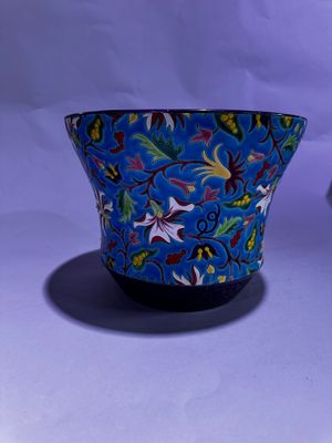 un bol bleu avec un motif floral
