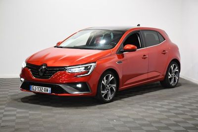 une voiture rouge garée dans une pièce au sol en damier