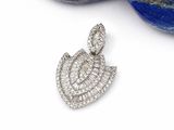 un gros plan d'un pendentif en diamant sur un revers de veste