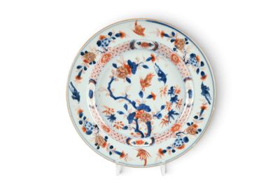 une image représentant une assiette bleue et blanche ornée de fleurs et d'oiseaux