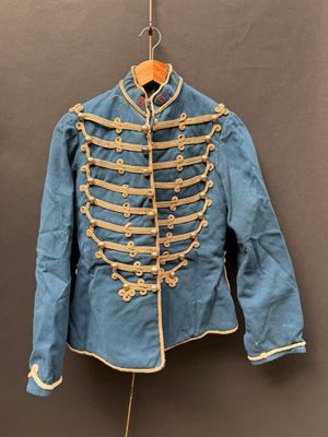 une vieille veste militaire bleue accrochée au mur