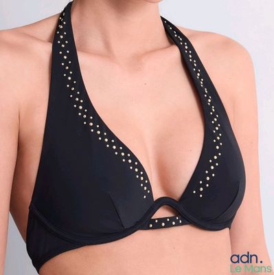 une femme qui porte un haut de bikini noir