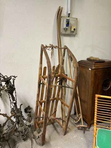 Luge, paire de skis et paire de bâtons de ski ancien 