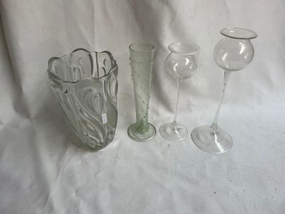 trois verres à vin et un verre à vin posés sur une table