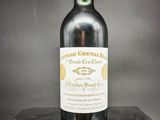 une bouteille de vin posée sur une table