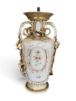 Vase balustre en porcelaine à décor peint d'une jeune femme … (photo 2)