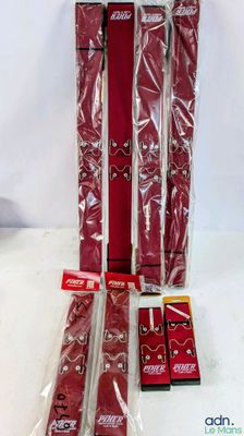 plusieurs types de brosses à dents, dans des sachets en plastique, posées sur une surface blanche