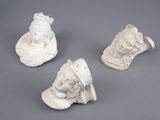 trois figurines en céramique blanche représentant une femme et un homme