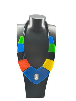 un collier multicolore présenté sur un mannequin