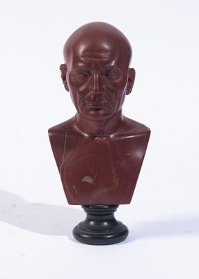 buste d'un homme sur un socle, sur fond blanc