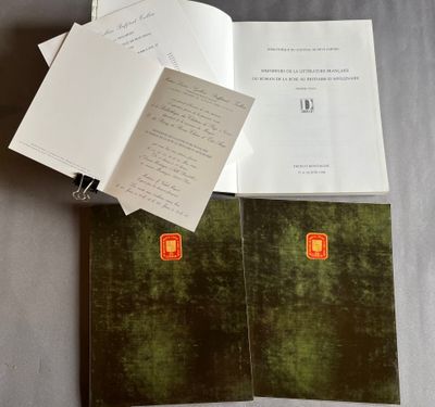 un livre ouvert posé sur une table, à côté d'une pile de papiers