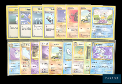 Plusieurs cartes Pokémon sont alignées sur un fond noir.