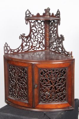 une armoire en bois dont le dessus est orné d'un motif sculpté