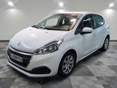 la photo d'une voiture blanche garée dans un garage