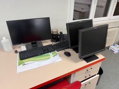 un bureau sur lequel sont posés deux écrans d'ordinateur et un clavier