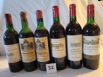 plusieurs bouteilles de vin sont alignées sur une table