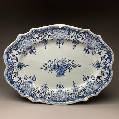 plat bleu et blanc orné d'un panier de fleurs