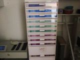 une armoire haute comportant de nombreux tiroirs