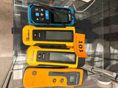 trois téléphones portables exposés dans une vitrine