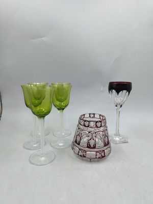 trois verres à vin et un vase sur la table