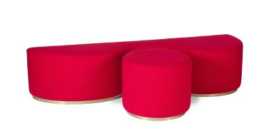 trois tabourets rouges placés les uns à côté des autres sur une surface blanche