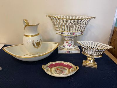 2 coupes ajourées en porcelaine de Paris à décor Polychrome,…