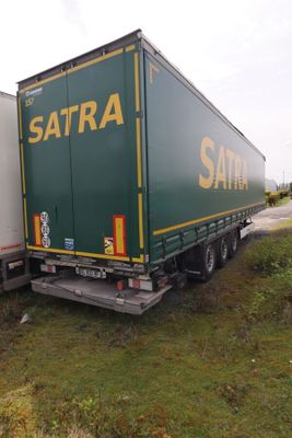 deux semi-remorques garées sur le bord de la route